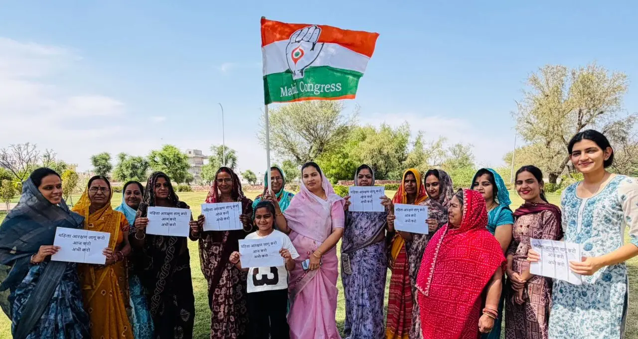 कांग्रेस महिला कार्यकर्ताओं का प्रदर्शन: भाजपा नेताओं पर कार्रवाई की मांग को लेकर कलेक्ट्रेट पर धरना
