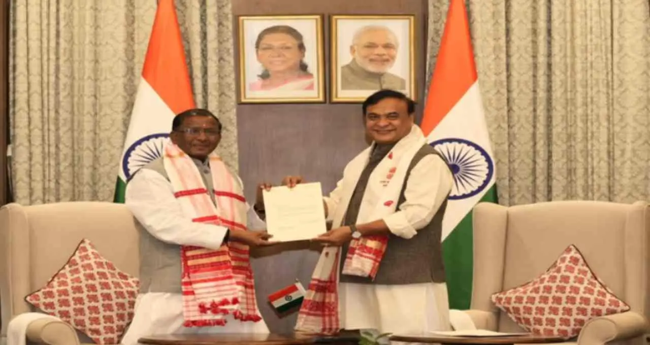 असम में सत्ता परिवर्तन की औपचारिक प्रक्रिया शुरू: हिमंत बिस्वा सरमा ने राज्यपाल लक्ष्मण को सौंपा इस्तीफा