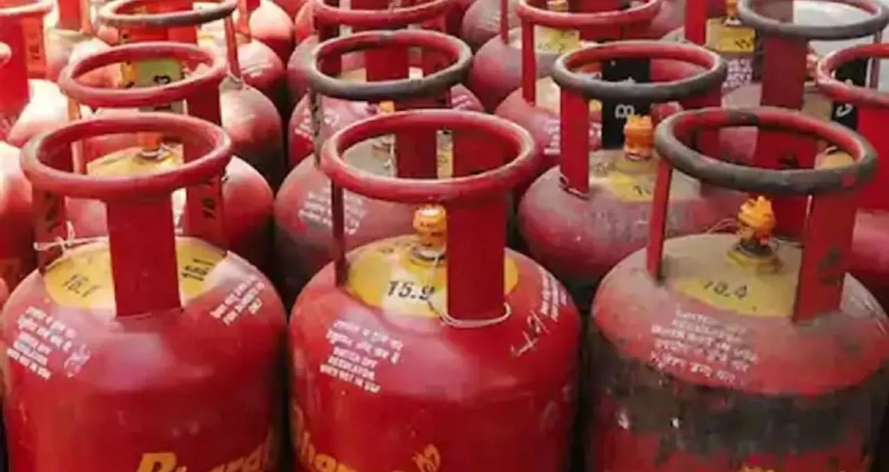 LPG সিলিন্ডার ডেলিভারিতে বড় সতর্কবার্তা! এই ভুল করলেই খালি হতে পারে ব্যাঙ্ক অ্যাকাউন্ট

