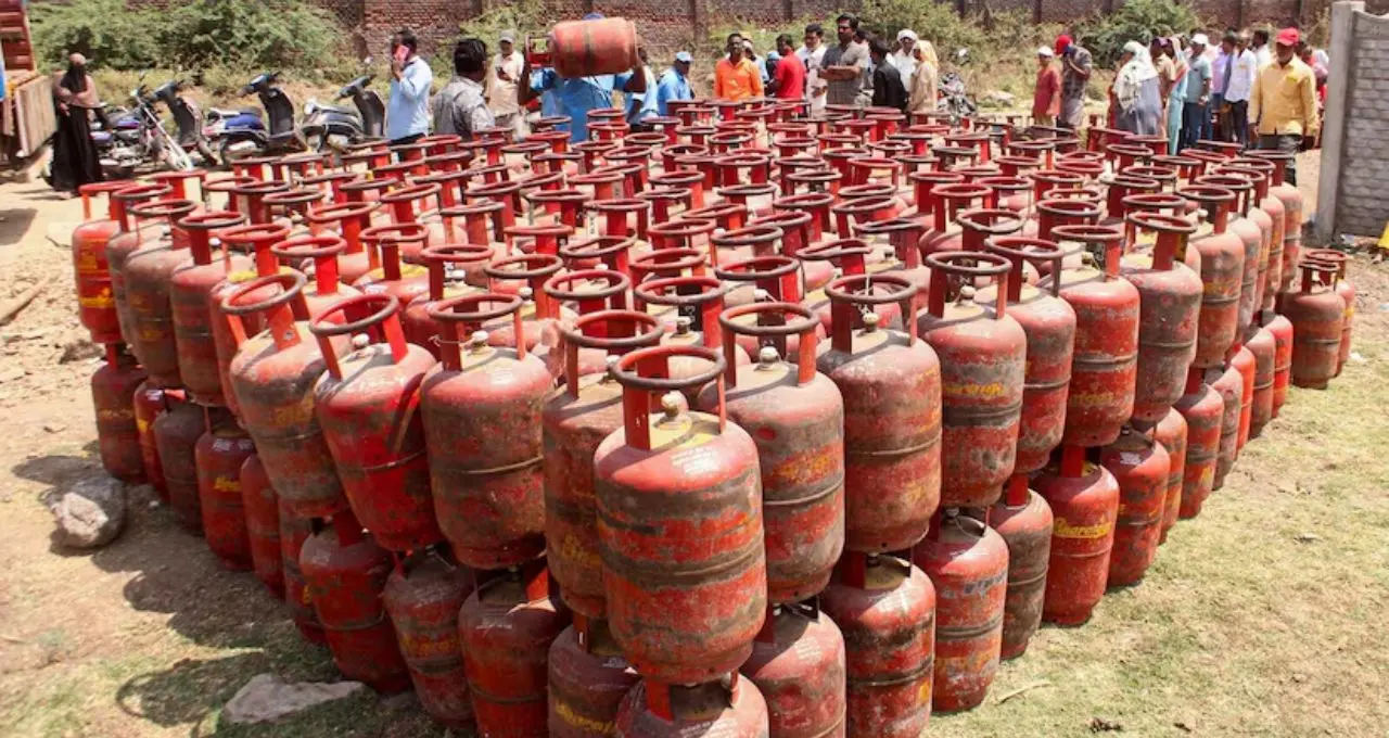 LPG সিলিন্ডার ডেলিভারিতে বড় সতর্কবার্তা! এই ভুল করলেই খালি হতে পারে ব্যাঙ্ক অ্যাকাউন্ট
