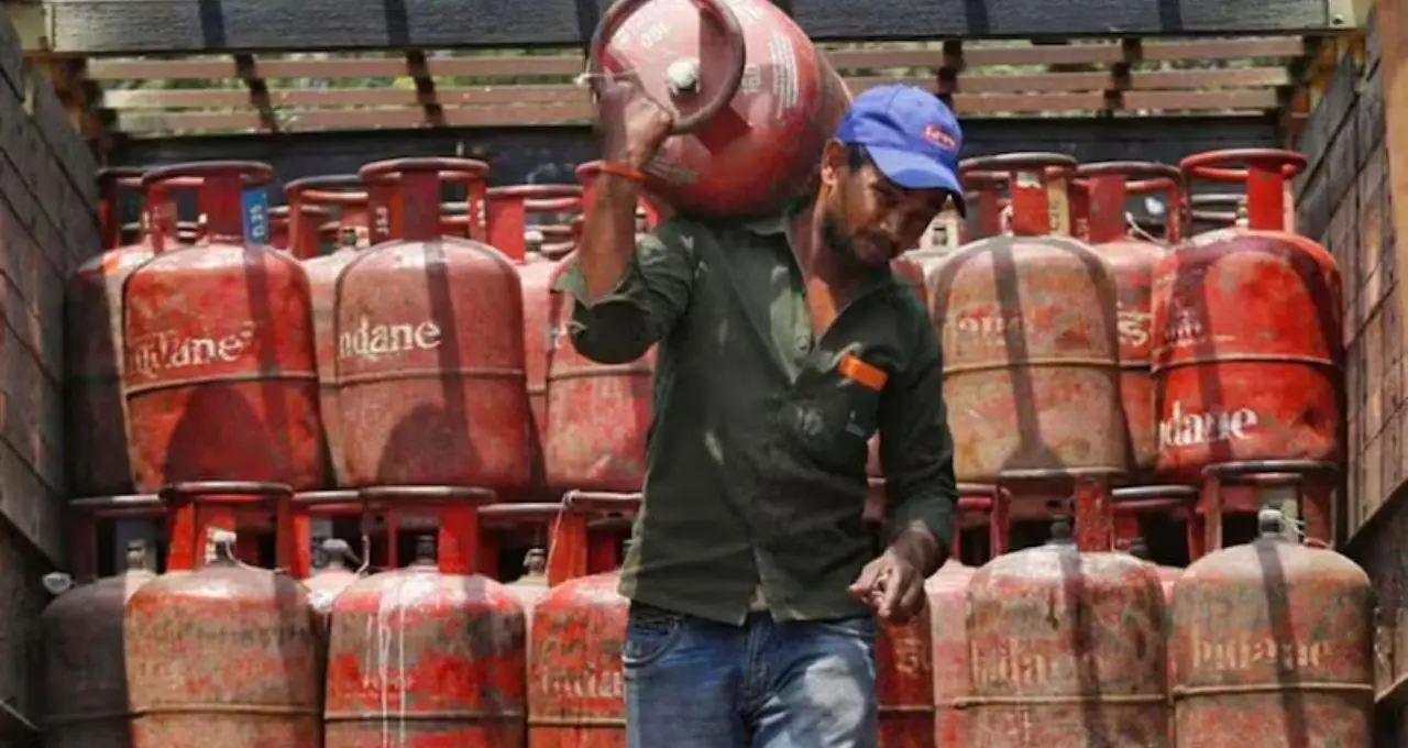 LPG সিলিন্ডার ডেলিভারিতে বড় সতর্কবার্তা! এই ভুল করলেই খালি হতে পারে ব্যাঙ্ক অ্যাকাউন্ট
