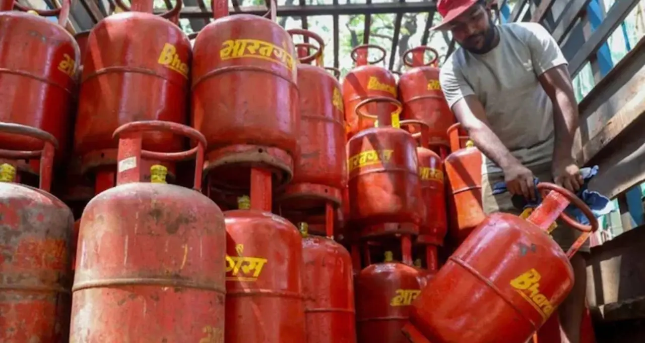 LPG সিলিন্ডার ডেলিভারিতে বড় সতর্কবার্তা! এই ভুল করলেই খালি হতে পারে ব্যাঙ্ক অ্যাকাউন্ট
