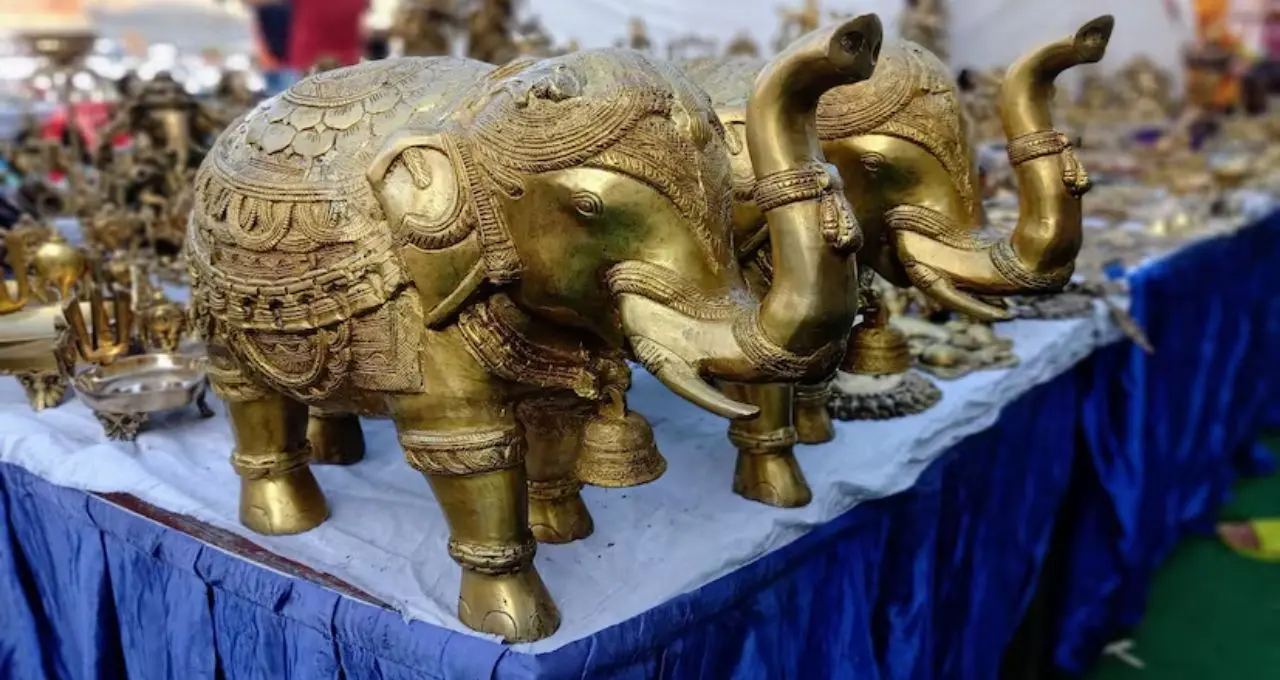পুরনো অ্যান্টিকেই অমঙ্গল! বাস্তুমতে সেকেন্ড হ্যান্ড জিনিসে ঘনাতে পারে আর্থিক সংকট, সতর্ক করলেন বিশেষজ্ঞ
