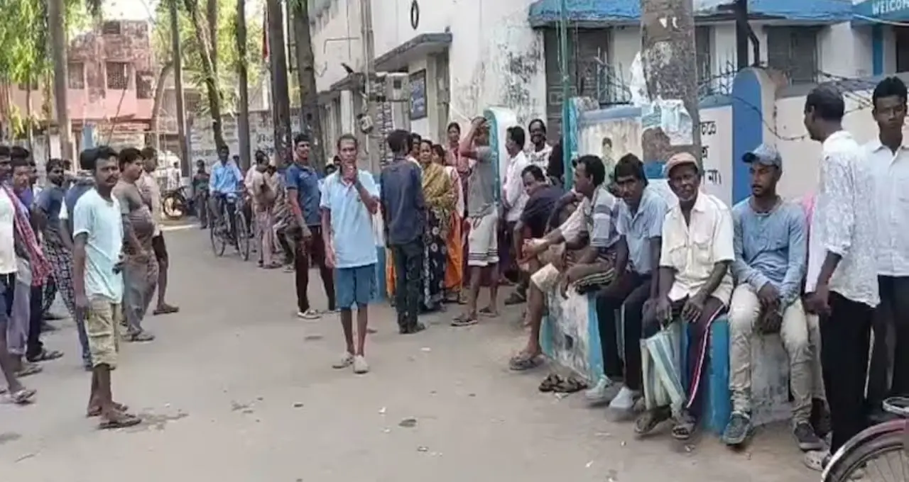 ‘পেট চলছে না’, মাসের পর মাস বেতন বকেয়া! গুসকরা পৌরসভার সামনে বিক্ষোভে ফুঁসছেন সাফাই কর্মীরা
