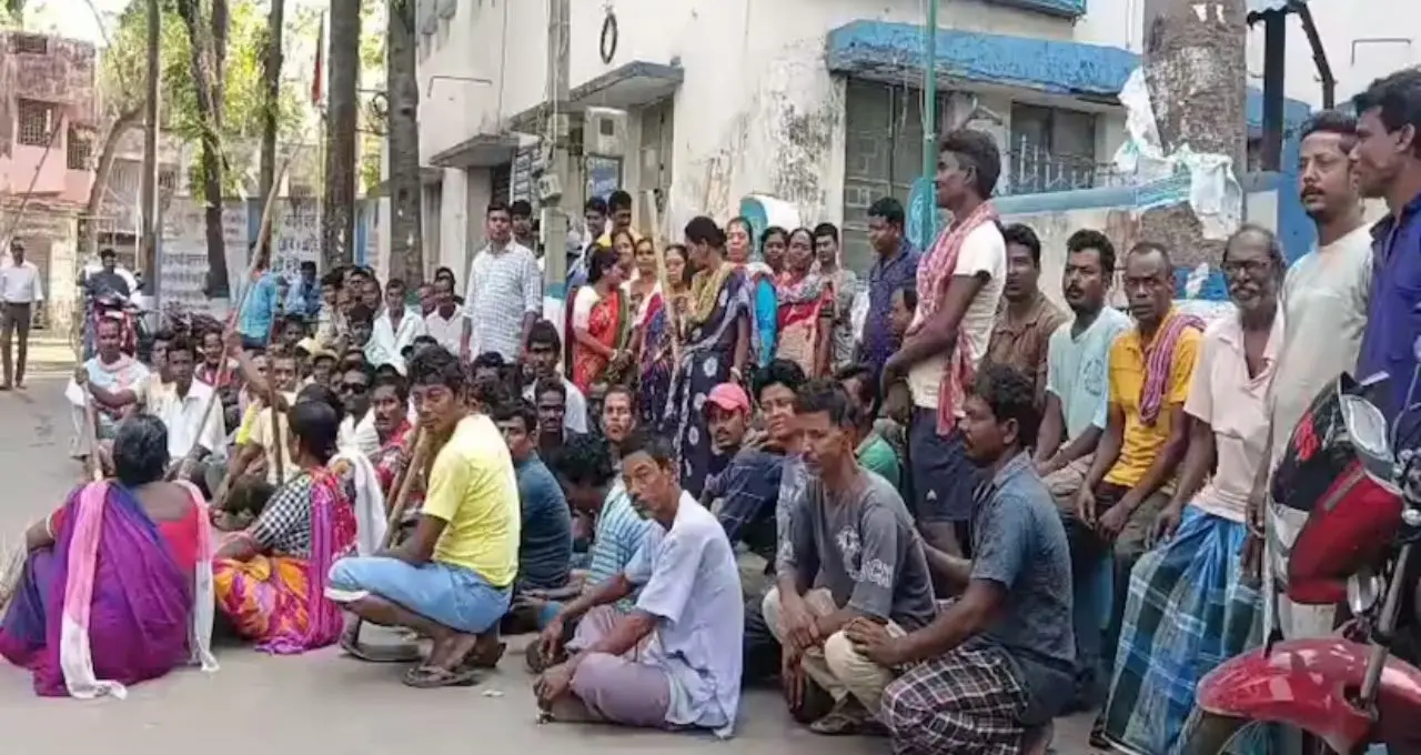 ‘পেট চলছে না’, মাসের পর মাস বেতন বকেয়া! গুসকরা পৌরসভার সামনে বিক্ষোভে ফুঁসছেন সাফাই কর্মীরা

