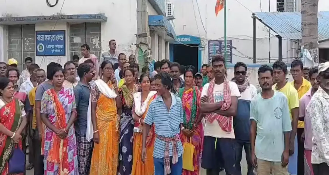 ‘পেট চলছে না’, মাসের পর মাস বেতন বকেয়া! গুসকরা পৌরসভার সামনে বিক্ষোভে ফুঁসছেন সাফাই কর্মীরা
