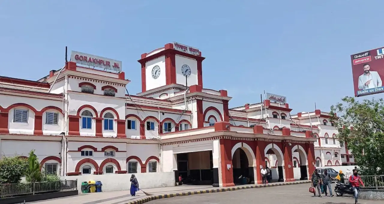 বিশ্বের সবচেয়ে লম্বা রেল প্ল্যাটফর্ম ভারতেই! ১৫টি ফুটবল মাঠও পড়ে যাবে ছোট, জানেন কোথায় রয়েছে এই রেকর্ড?
