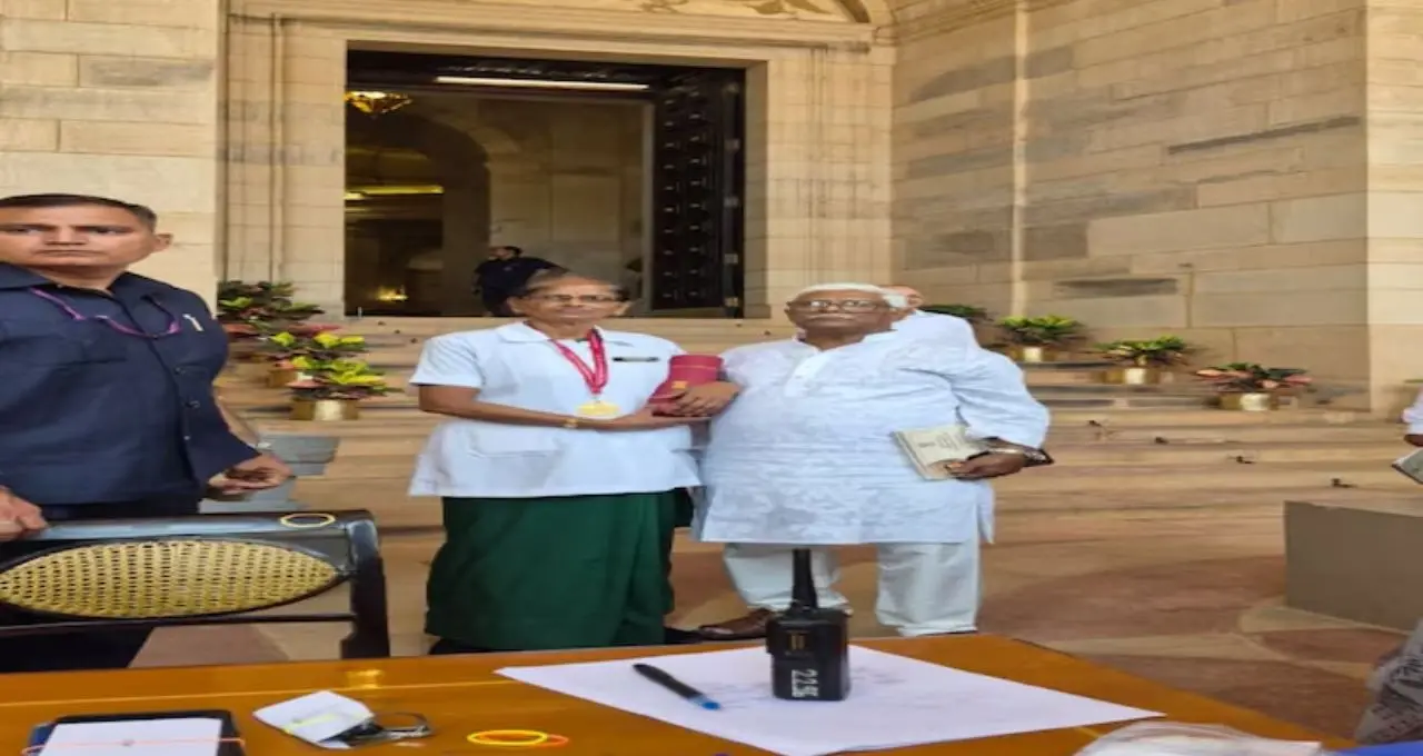 চা-বাগানের শ্রমিকদের ‘দিদি’ আজ রাষ্ট্রপতির সম্মানে ভূষিত! মানবসেবার স্বীকৃতিতে ফ্লোরেন্স নাইটিঙ্গেল পুরস্কার পেলেন গীতা কর্মকার
