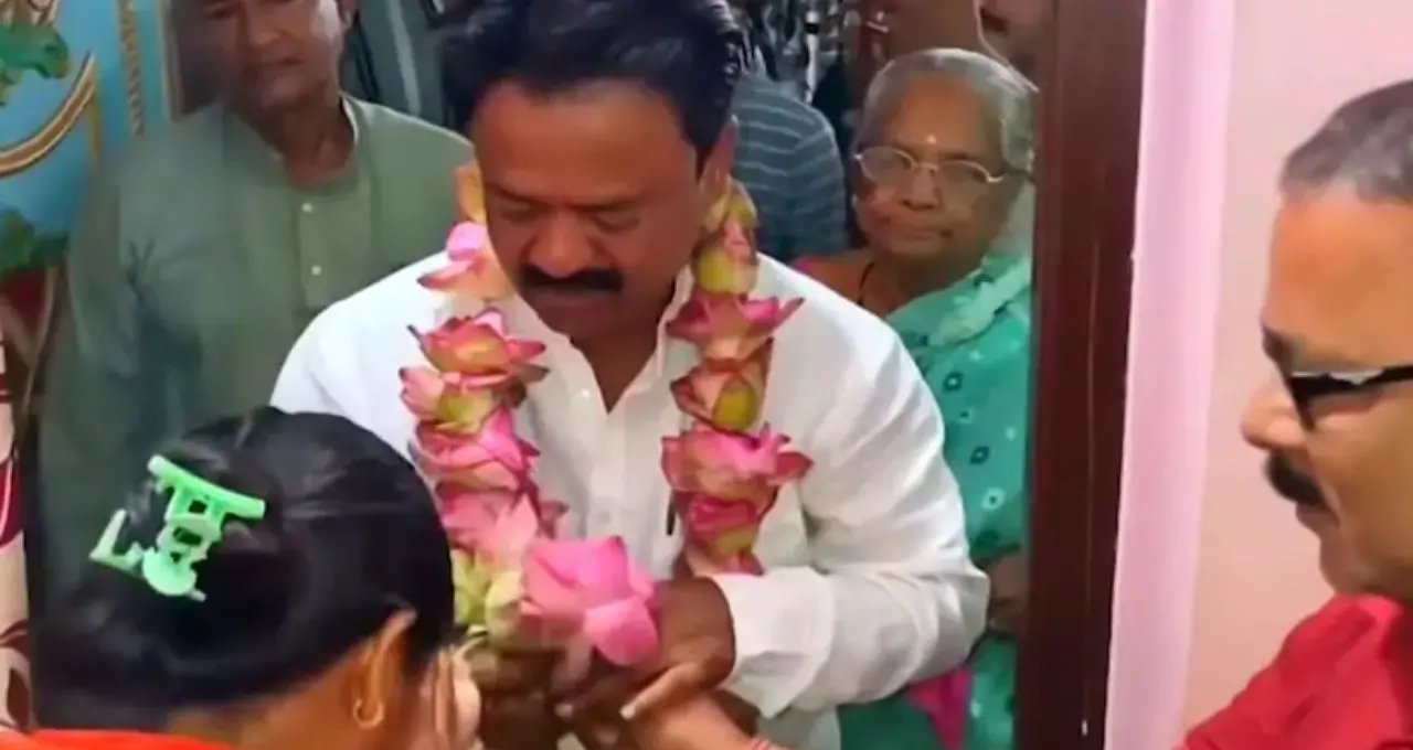 Ashok Kirtania: ‘মানুষের জন্য কাজ করুক’! খাদ্যমন্ত্রী ছেলে অশোককে আশীর্বাদ মায়ের, দায়িত্ব নিয়েই দুর্নীতির বিরুদ্ধে কড়া বার্তা
