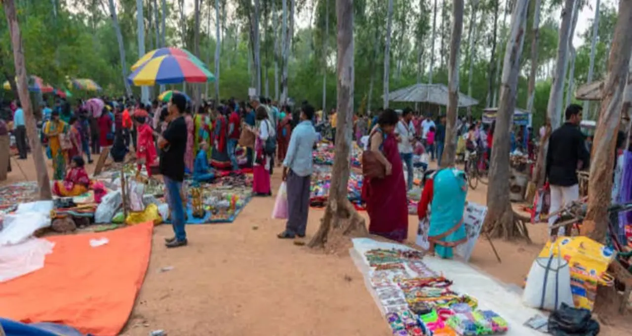 Birbhum News: ‘বেআইনি’ সোনাঝুরি হাট নিয়ে বিতর্ক তুঙ্গে! পরিবেশ আদালতে মামলার জেরে কি এবার বন্ধ হবে খোয়াইয়ের প্রাণকেন্দ্র?
