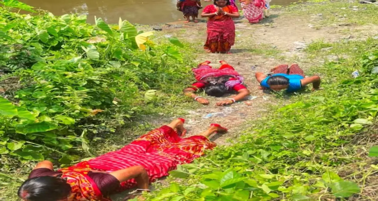 Shitala Puja: ৫০০০ ডাবের জলে দেবীর আরাধনা! বৈশাখের শীতলা পুজোয় উৎসবের রঙে মেতে উঠল জয়নগর
