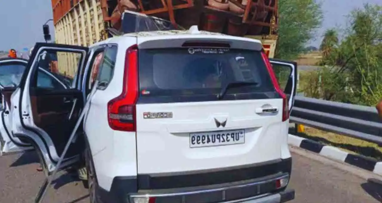 बुंदेलखंड एक्सप्रेसवे पर DCM से टकराई स्कॉर्पियो, दर्दनाक हादसे में चार लोगों की मौत
