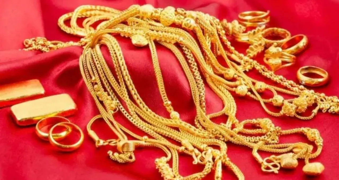 Big Change In Gold Price: এক ধাক্কায় প্রায় ১০ হাজার টাকা বাড়ল সোনার দাম! ১ ভরি কিনতে এখন কত খরচ?
