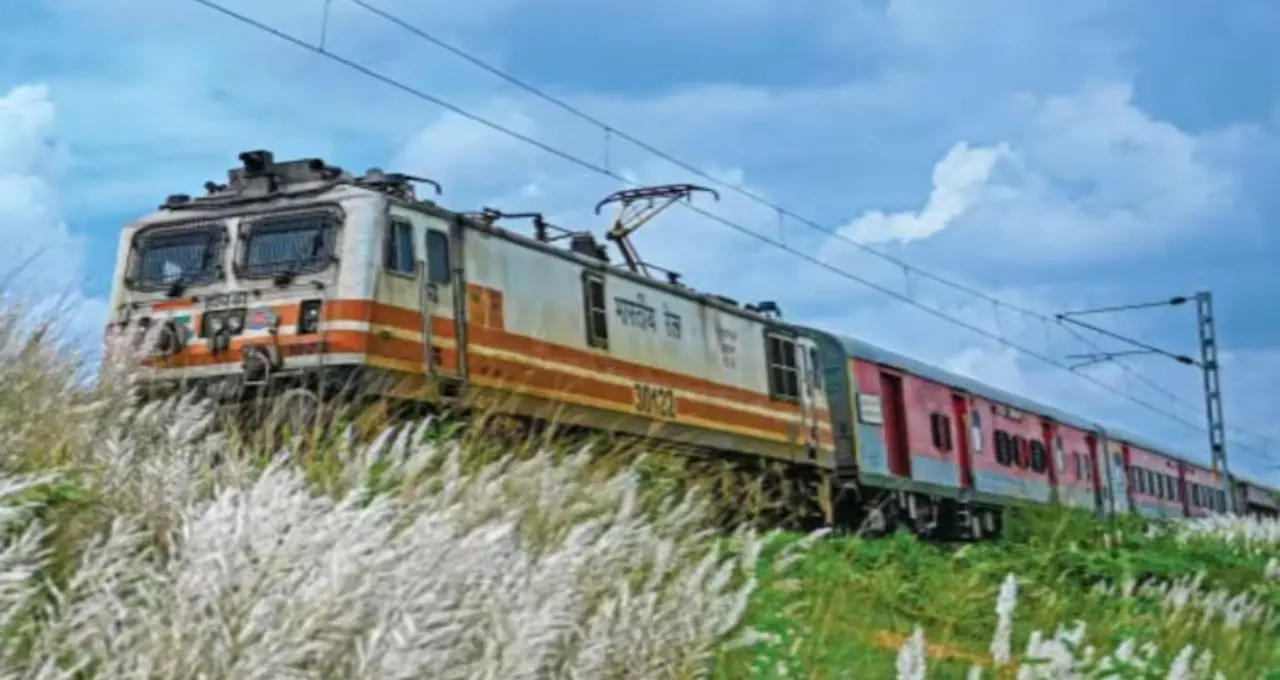 শিয়ালদহ-লালগোলা শাখায় ফিরছে টয়লেট-সহ MEMU ট্রেন! দীর্ঘ ভোগান্তির অবসানে স্বস্তির হাসি যাত্রীদের মুখে
