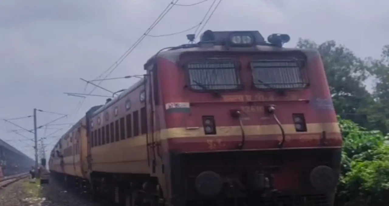 শিয়ালদহ-লালগোলা শাখায় ফিরছে টয়লেট-সহ MEMU ট্রেন! দীর্ঘ ভোগান্তির অবসানে স্বস্তির হাসি যাত্রীদের মুখে
