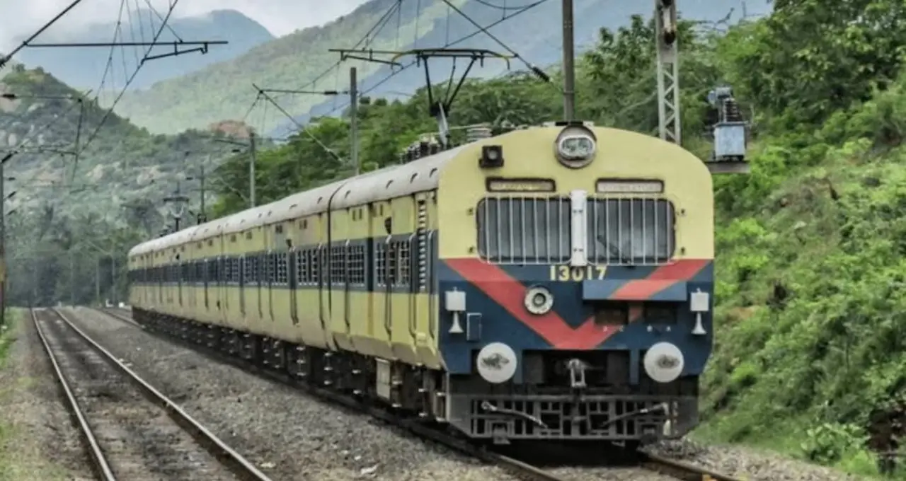 শিয়ালদহ-লালগোলা শাখায় ফিরছে টয়লেট-সহ MEMU ট্রেন! দীর্ঘ ভোগান্তির অবসানে স্বস্তির হাসি যাত্রীদের মুখে

