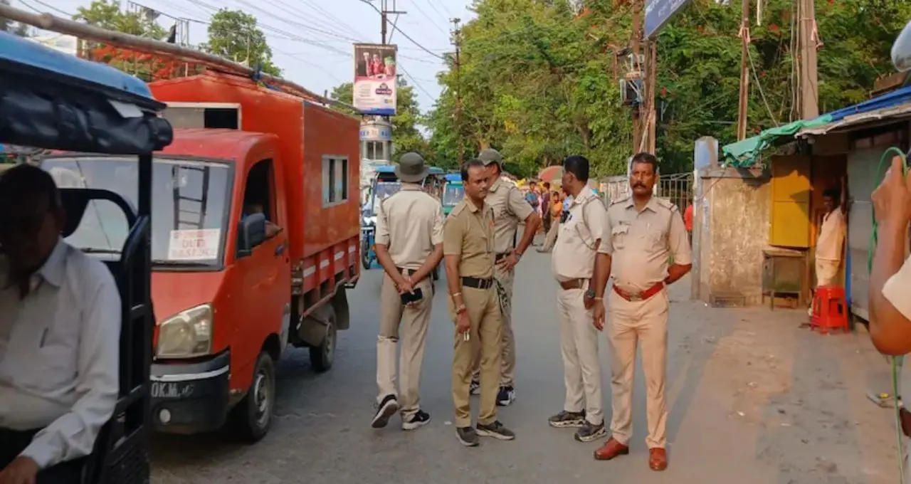Traffic Rules: হেলমেট না পরলেই কড়া অ্যাকশন! বাইক চালকদের জন্য রাজ্য সরকারের নতুন সতর্কবার্তা
