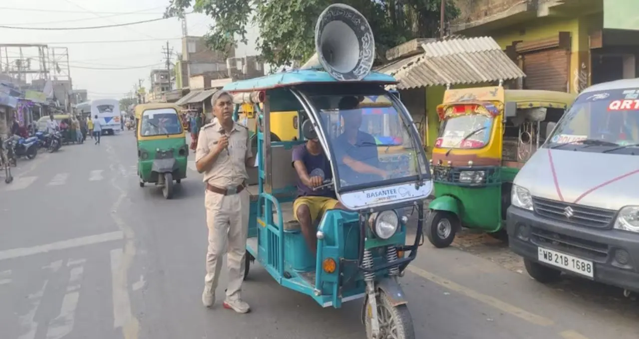 Traffic Rules: হেলমেট না পরলেই কড়া অ্যাকশন! বাইক চালকদের জন্য রাজ্য সরকারের নতুন সতর্কবার্তা
