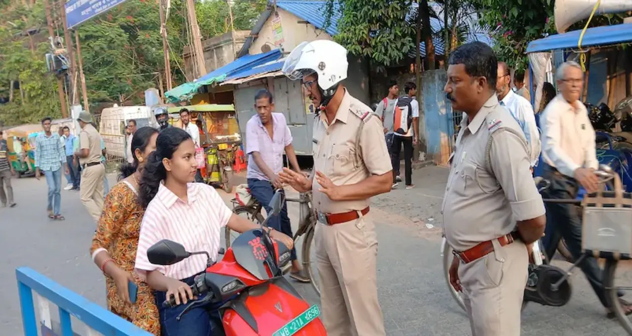 Traffic Rules: হেলমেট না পরলেই কড়া অ্যাকশন! বাইক চালকদের জন্য রাজ্য সরকারের নতুন সতর্কবার্তা
