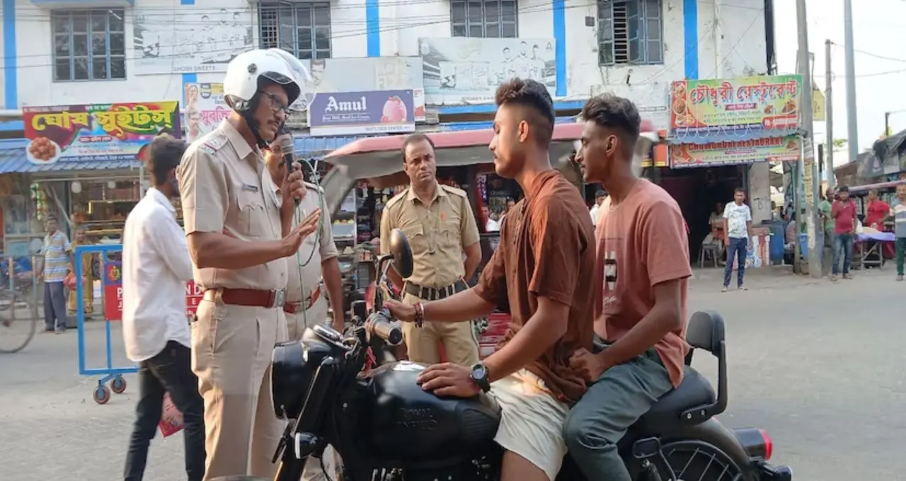 Traffic Rules: হেলমেট না পরলেই কড়া অ্যাকশন! বাইক চালকদের জন্য রাজ্য সরকারের নতুন সতর্কবার্তা
