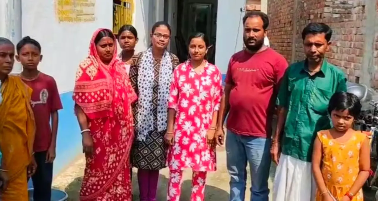 বাবা টোটো চালক, মা গৃহবধূ! দারিদ্র্যকে হারিয়ে উচ্চমাধ্যমিকে ৪৭০ পেল মালদহের সুমি
