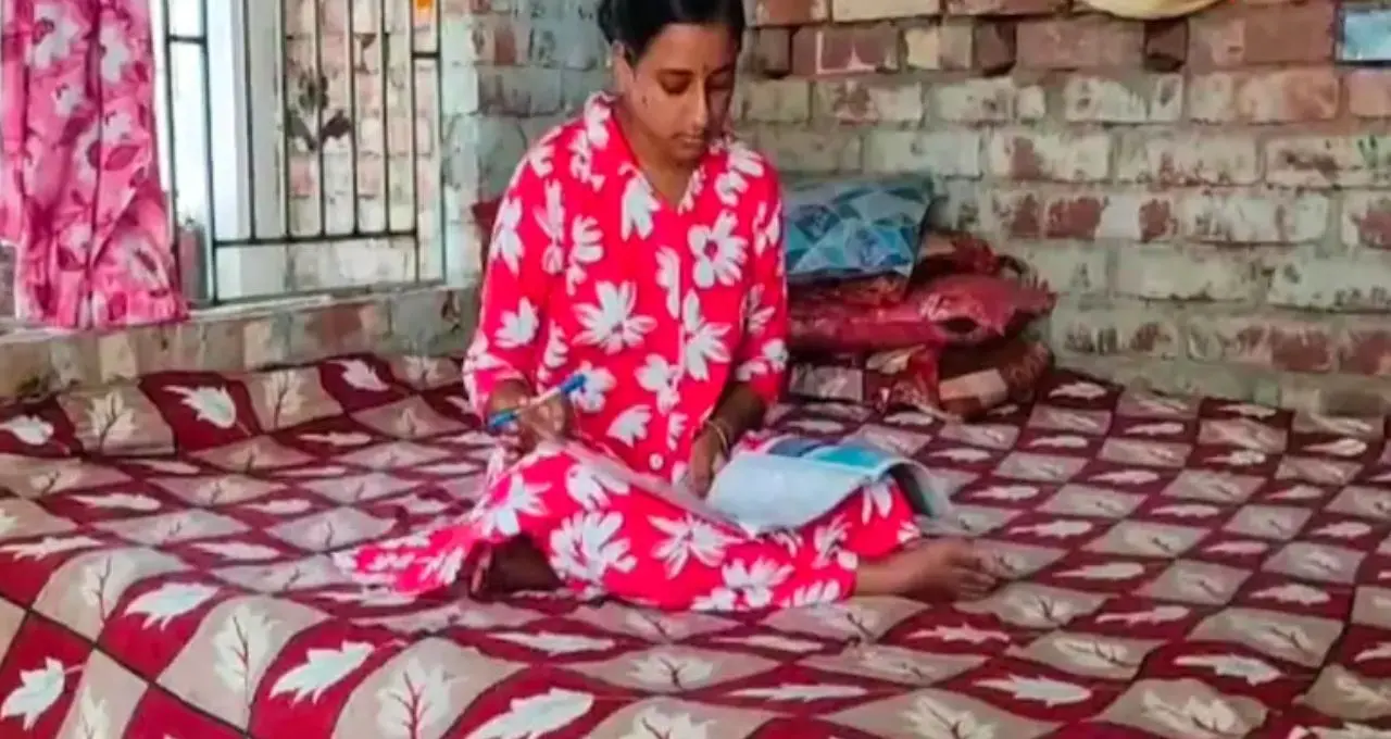 বাবা টোটো চালক, মা গৃহবধূ! দারিদ্র্যকে হারিয়ে উচ্চমাধ্যমিকে ৪৭০ পেল মালদহের সুমি
