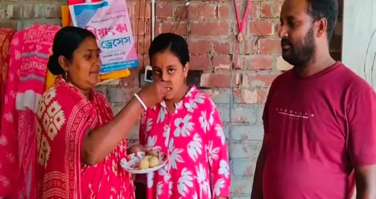 বাবা টোটো চালক, মা গৃহবধূ! দারিদ্র্যকে হারিয়ে উচ্চমাধ্যমিকে ৪৭০ পেল মালদহের সুমি
