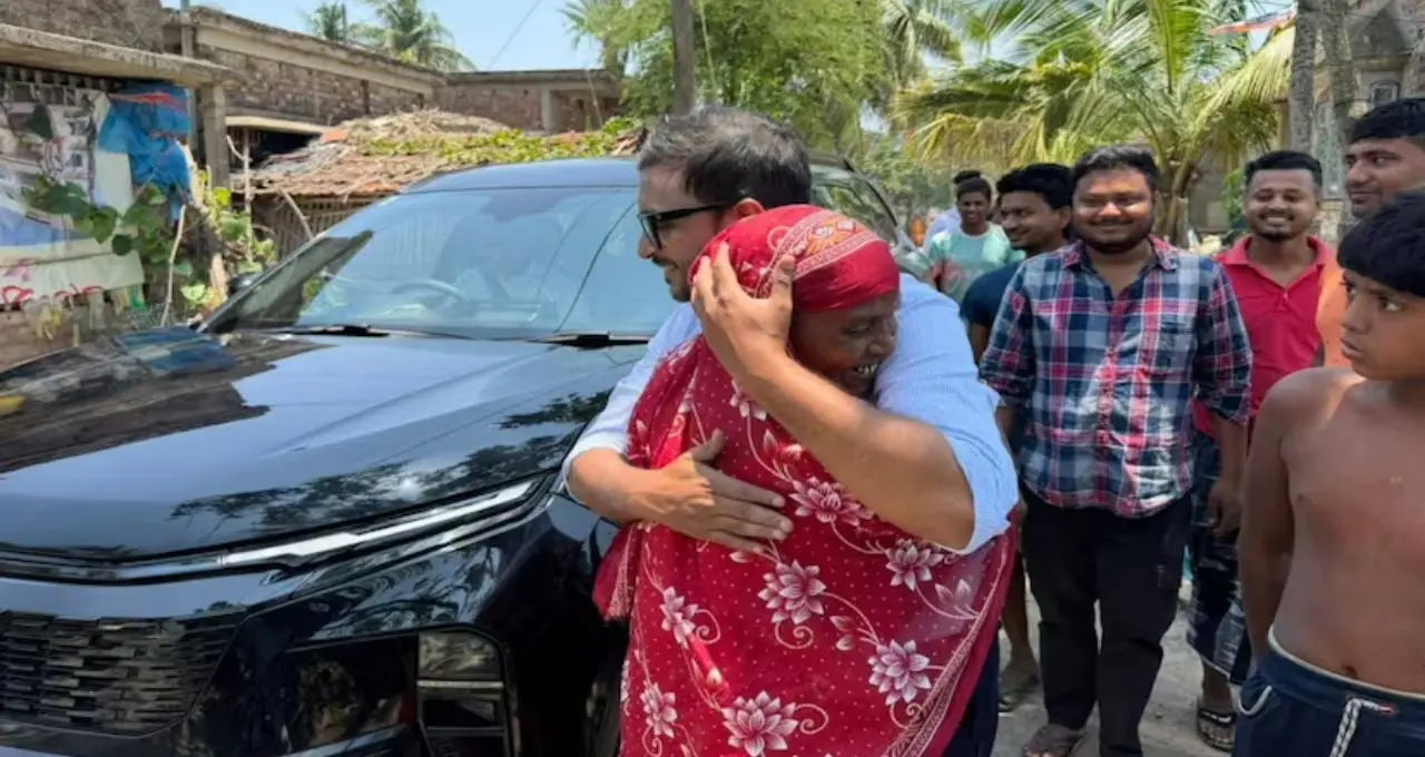 ভোটের প্রতিশ্রুতি রাখলেন তৌসিফুর রহমান! শপথের পরই ছুটে গেলেন বসিরহাটের সেই ‘মা’-এর বাড়িতে
