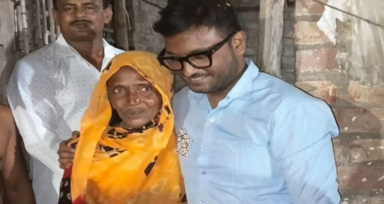 ভোটের প্রতিশ্রুতি রাখলেন তৌসিফুর রহমান! শপথের পরই ছুটে গেলেন বসিরহাটের সেই ‘মা’-এর বাড়িতে
