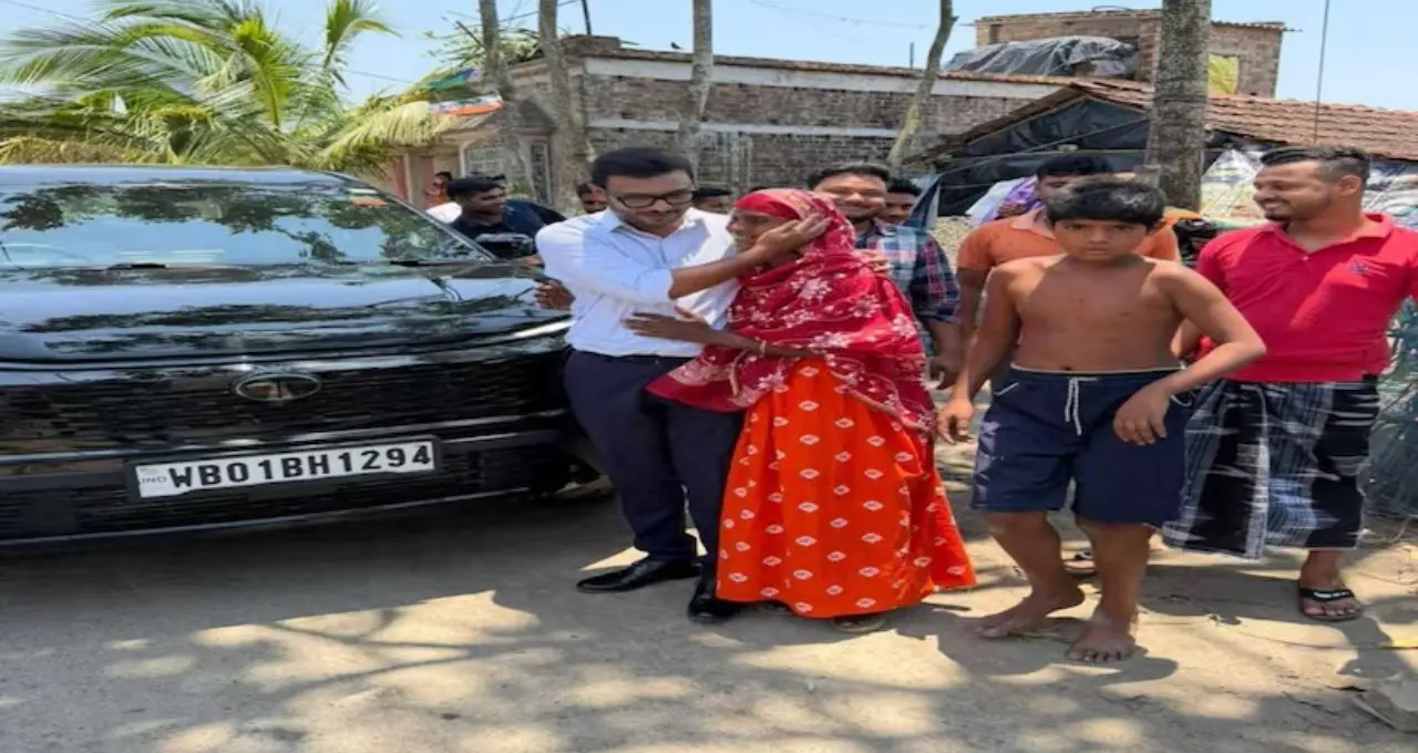 ভোটের প্রতিশ্রুতি রাখলেন তৌসিফুর রহমান! শপথের পরই ছুটে গেলেন বসিরহাটের সেই ‘মা’-এর বাড়িতে
