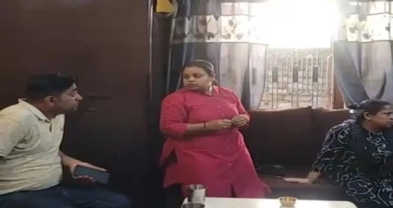 ‘প্রধানমন্ত্রীর নির্দেশ’ বলে ভয় দেখিয়ে সোনা হাতিয়ে চম্পট! শিলিগুড়িতে ভুয়ো পুলিশ চক্রের ফাঁদে বৃদ্ধা
