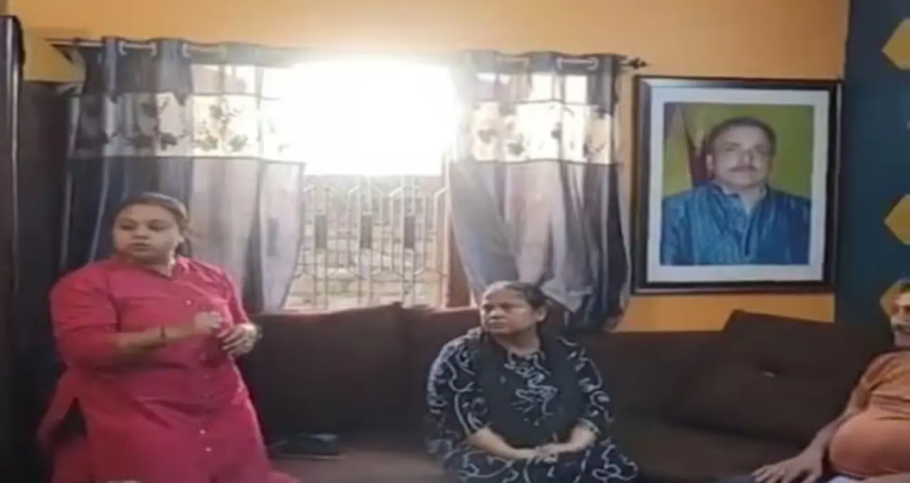 ‘প্রধানমন্ত্রীর নির্দেশ’ বলে ভয় দেখিয়ে সোনা হাতিয়ে চম্পট! শিলিগুড়িতে ভুয়ো পুলিশ চক্রের ফাঁদে বৃদ্ধা

