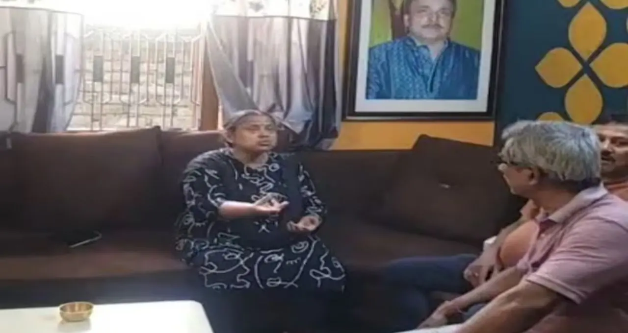 ‘প্রধানমন্ত্রীর নির্দেশ’ বলে ভয় দেখিয়ে সোনা হাতিয়ে চম্পট! শিলিগুড়িতে ভুয়ো পুলিশ চক্রের ফাঁদে বৃদ্ধা
