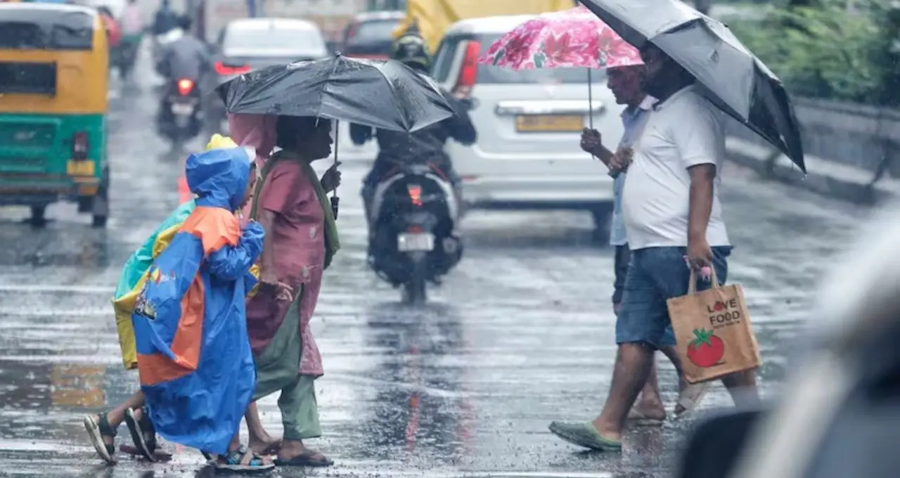 Weather Update: আন্দামানে ঢুকল বর্ষা! বাংলায় কবে মিলবে ভ্যাপসা গরম থেকে স্বস্তি? ঝড়বৃষ্টি নিয়ে বড় আপডেট আবহাওয়া দফতরের
