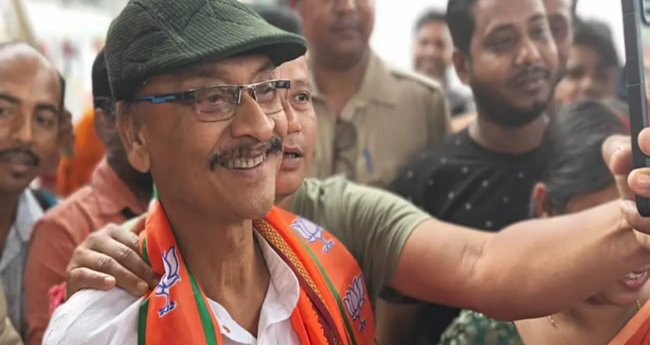 গাড়ির বহর ছেড়ে ই-রিকশায় বাড়ি ফিরলেন বিজেপি বিধায়ক! জ্বালানি সাশ্রয়ে নজির রাজগঞ্জের দীনেশ সরকারের
