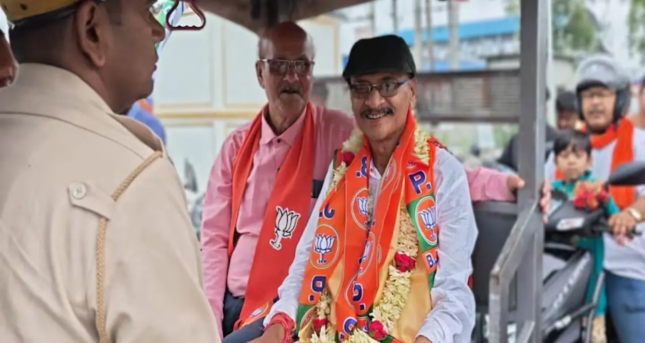 গাড়ির বহর ছেড়ে ই-রিকশায় বাড়ি ফিরলেন বিজেপি বিধায়ক! জ্বালানি সাশ্রয়ে নজির রাজগঞ্জের দীনেশ সরকারের
