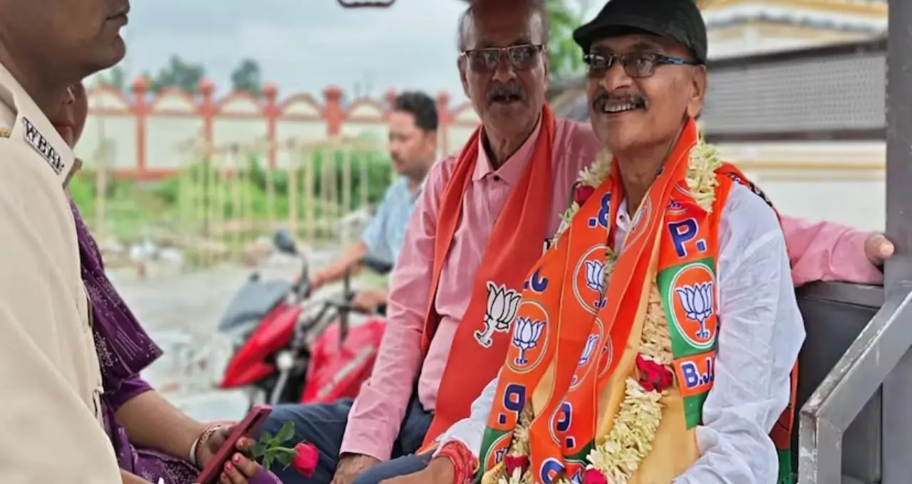 গাড়ির বহর ছেড়ে ই-রিকশায় বাড়ি ফিরলেন বিজেপি বিধায়ক! জ্বালানি সাশ্রয়ে নজির রাজগঞ্জের দীনেশ সরকারের
