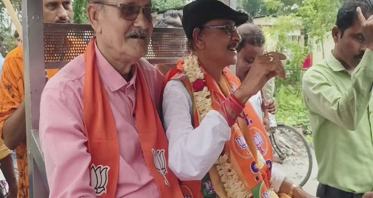 গাড়ির বহর ছেড়ে ই-রিকশায় বাড়ি ফিরলেন বিজেপি বিধায়ক! জ্বালানি সাশ্রয়ে নজির রাজগঞ্জের দীনেশ সরকারের
