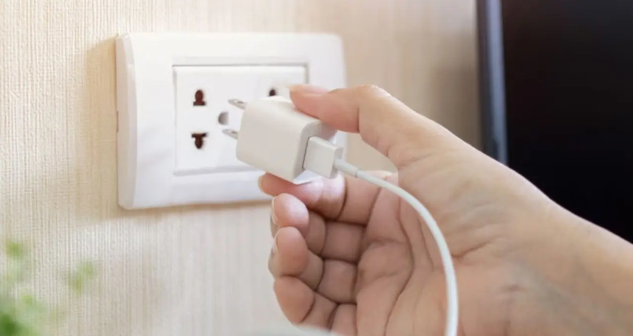 Mobile Charger: সকেটে লাগানো চার্জারই বাড়াচ্ছে ইলেকট্রিক বিল? ফোন না থাকলেও কত বিদ্যুৎ টানে জানুন
