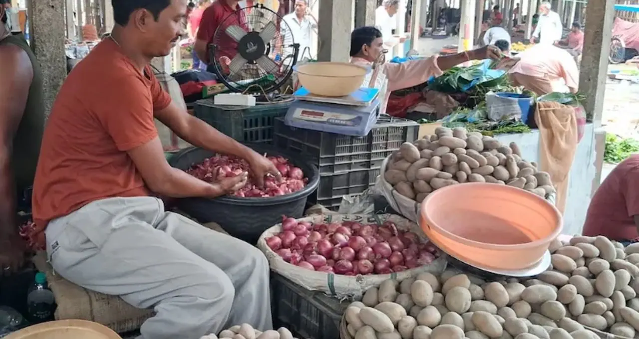 Jalpaiguri Market Price Today: সেঞ্চুরি পার লঙ্কা-আদা! মাছ-মাংসেও আগুন, কেন হু হু করে বাড়ছে জলপাইগুড়ির বাজারদর?
