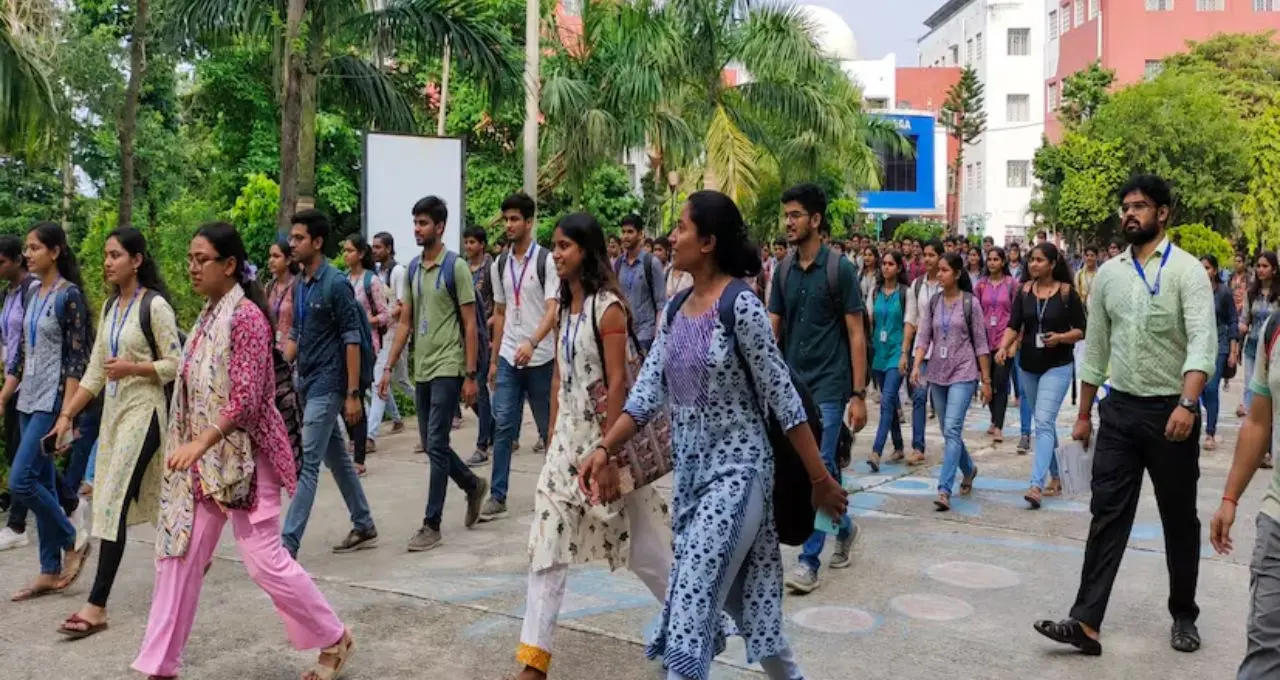 College Admission 2026: বিনা খরচে কলেজে ভর্তির আবেদন! ১৮ মে থেকেই শুরু অনলাইন প্রক্রিয়া, জেনে নিন পুরো সূচি