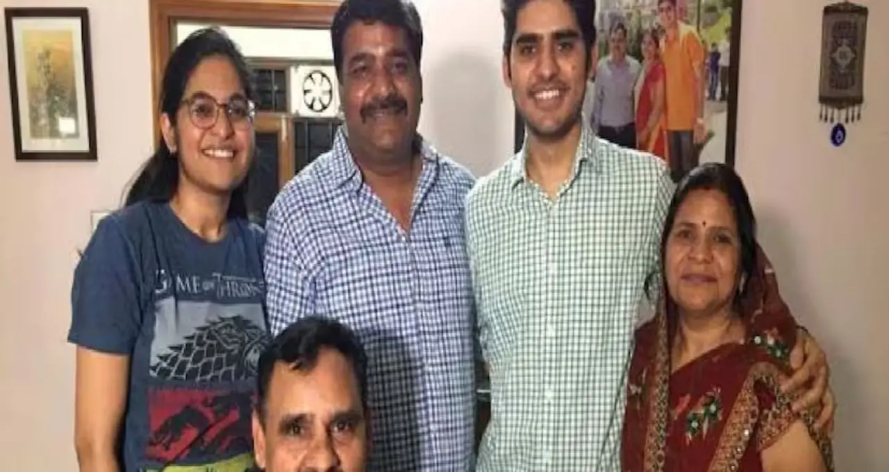 কোটি টাকার চাকরি ছেড়ে UPSC-তে বাজিমাত! IAS টপার কনিষ্ক কাটারিয়ার প্রেম, পরিশ্রম আর স্বপ্নপূরণের অনুপ্রেরণার গল্প
