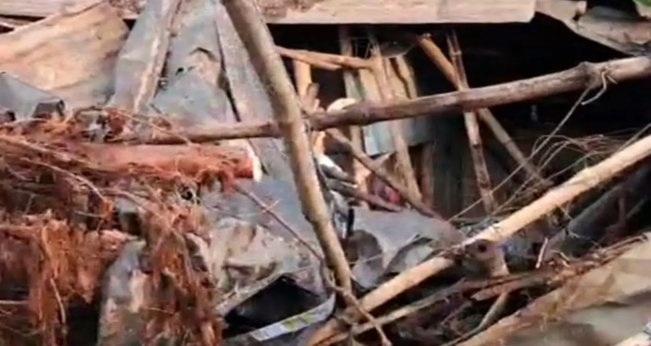 কালবৈশাখীর তাণ্ডবে লণ্ডভণ্ড মুর্শিদাবাদ! বজ্রপাতে গৃহবধূর মৃত্যু, ভেঙে পড়ল কাঁচাবাড়ি, তছনছ চাষের জমি
