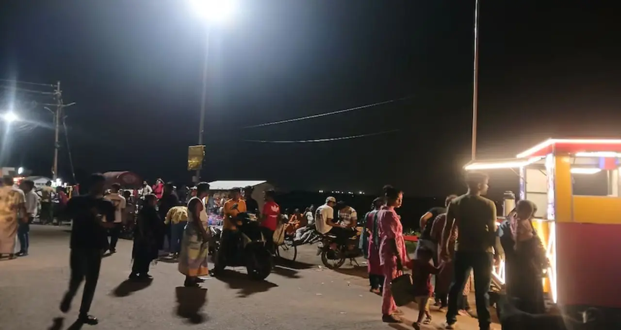 গরমে হাঁসফাঁস? হাওড়ার চাঁপাতলা গঙ্গাঘাটে সন্ধ্যা নামলেই মিলছে স্বস্তির ছোঁয়া
