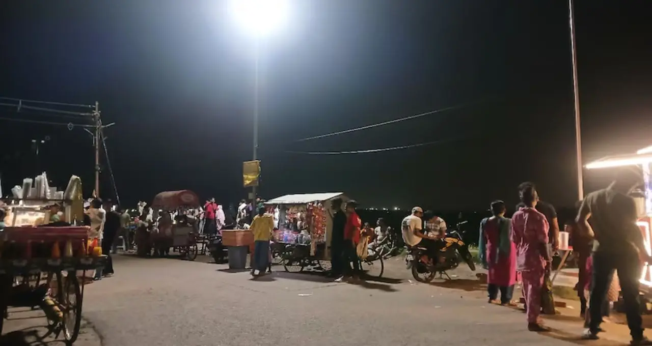 গরমে হাঁসফাঁস? হাওড়ার চাঁপাতলা গঙ্গাঘাটে সন্ধ্যা নামলেই মিলছে স্বস্তির ছোঁয়া
