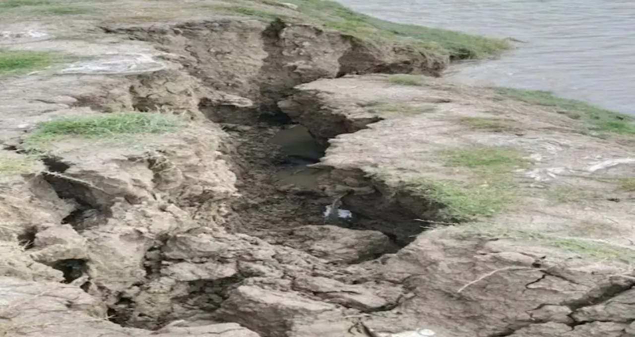 কোটালের দাপটে নামখানায় নদীবাঁধে ভয়াবহ ধস! আতঙ্কে নদীপাড়ের মানুষ, স্থায়ী সমাধানের দাবিতে ক্ষোভ
