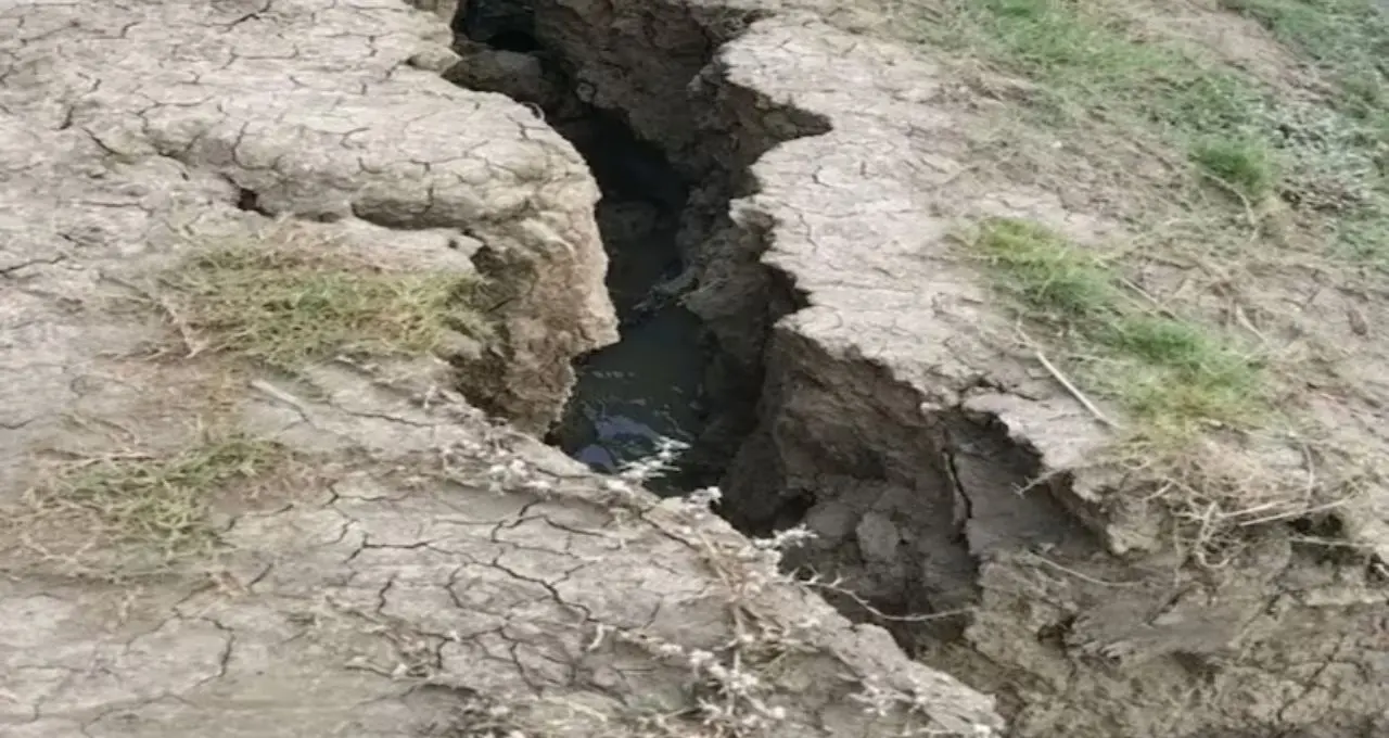 কোটালের দাপটে নামখানায় নদীবাঁধে ভয়াবহ ধস! আতঙ্কে নদীপাড়ের মানুষ, স্থায়ী সমাধানের দাবিতে ক্ষোভ
