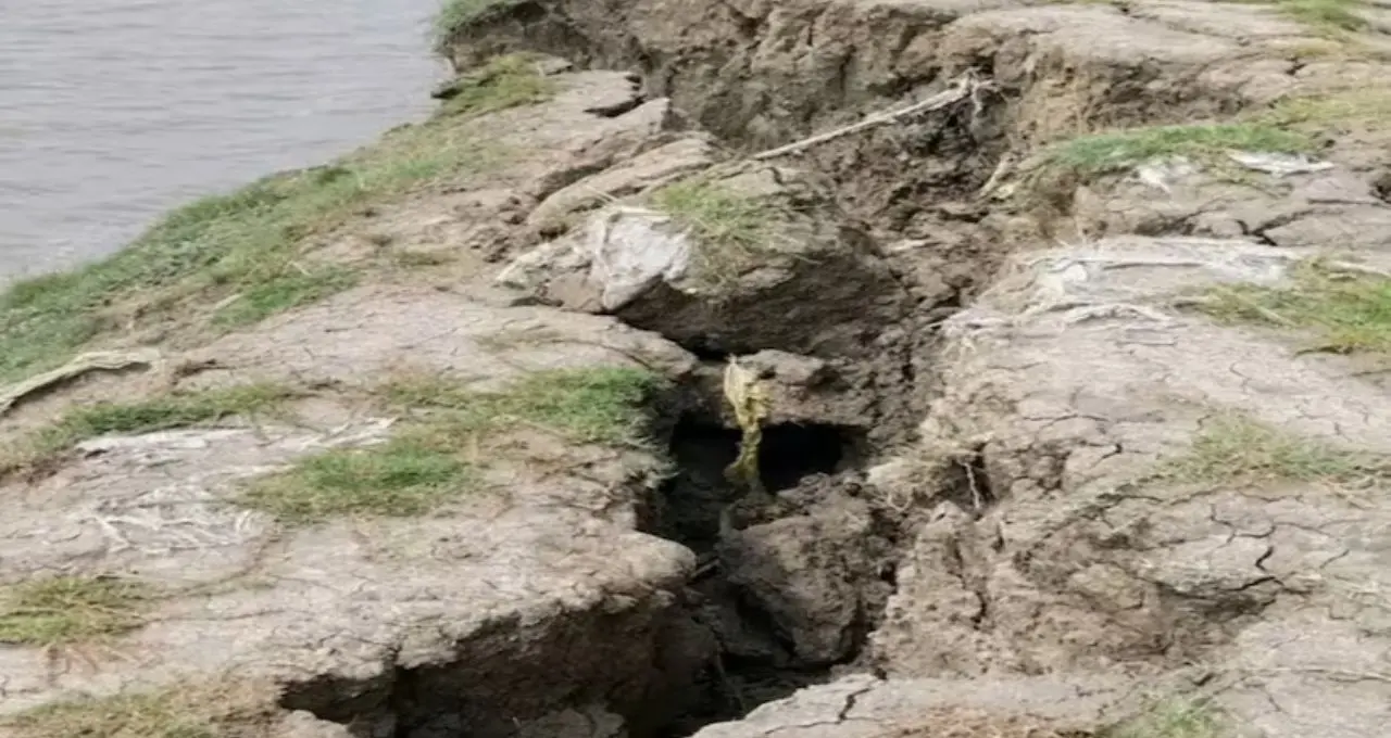 কোটালের দাপটে নামখানায় নদীবাঁধে ভয়াবহ ধস! আতঙ্কে নদীপাড়ের মানুষ, স্থায়ী সমাধানের দাবিতে ক্ষোভ
