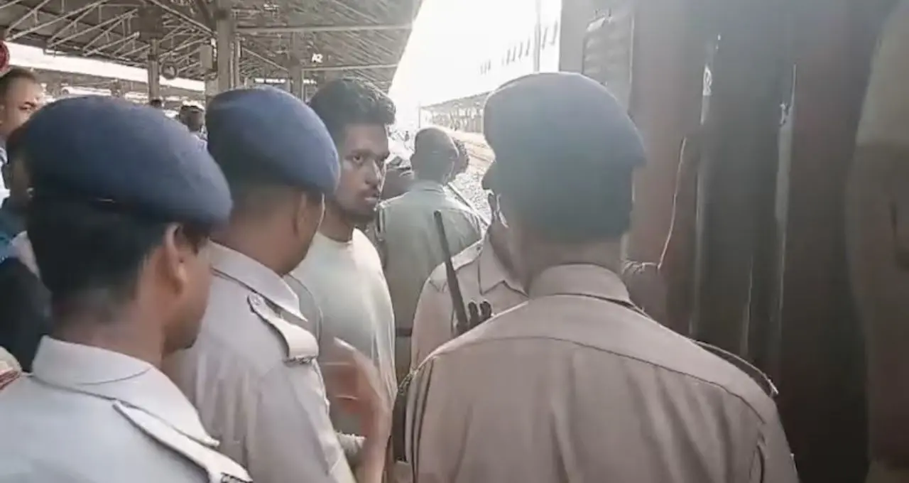 হাওড়া স্টেশনে মিথিলা এক্সপ্রেসে আগুন! গলগল করে ধোঁয়া বেরোতেই আতঙ্কে ছোটাছুটি যাত্রীদের
