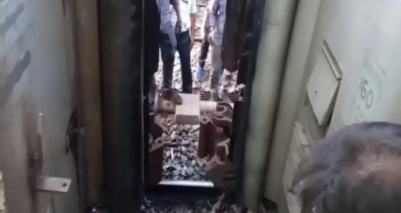 হাওড়া স্টেশনে মিথিলা এক্সপ্রেসে আগুন! গলগল করে ধোঁয়া বেরোতেই আতঙ্কে ছোটাছুটি যাত্রীদের
